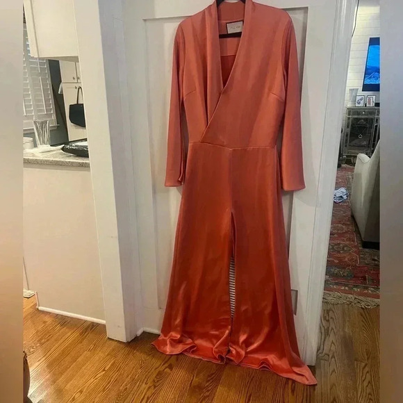 Alexis Raine Jumpsuit ​/​ Mono largo satinado color Salmón Large - Picture 2 of 10